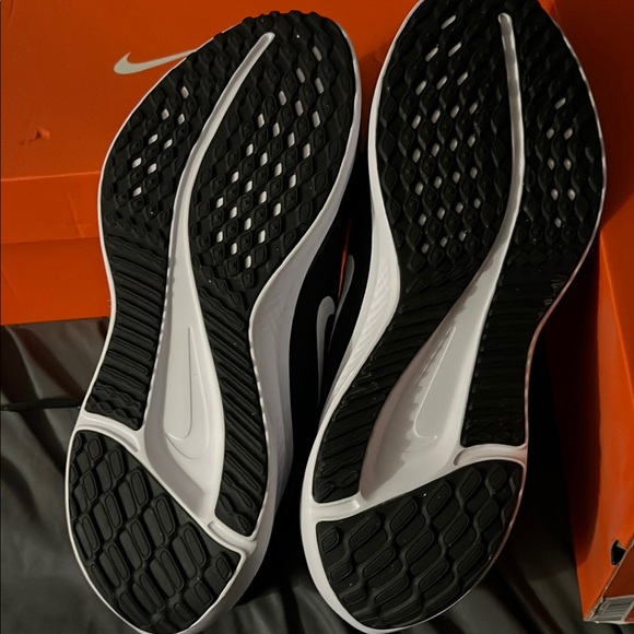 Nike Black and White Running Sneakers - Picture 6 of 6